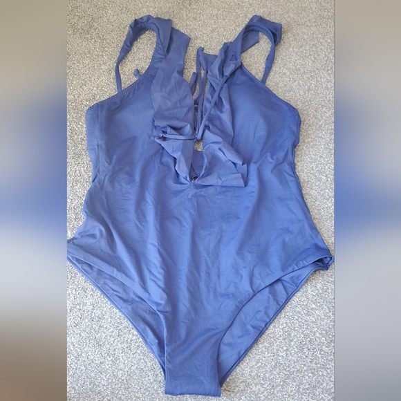 BECCA Onepiece Swimsuit - Picture 5 of 8